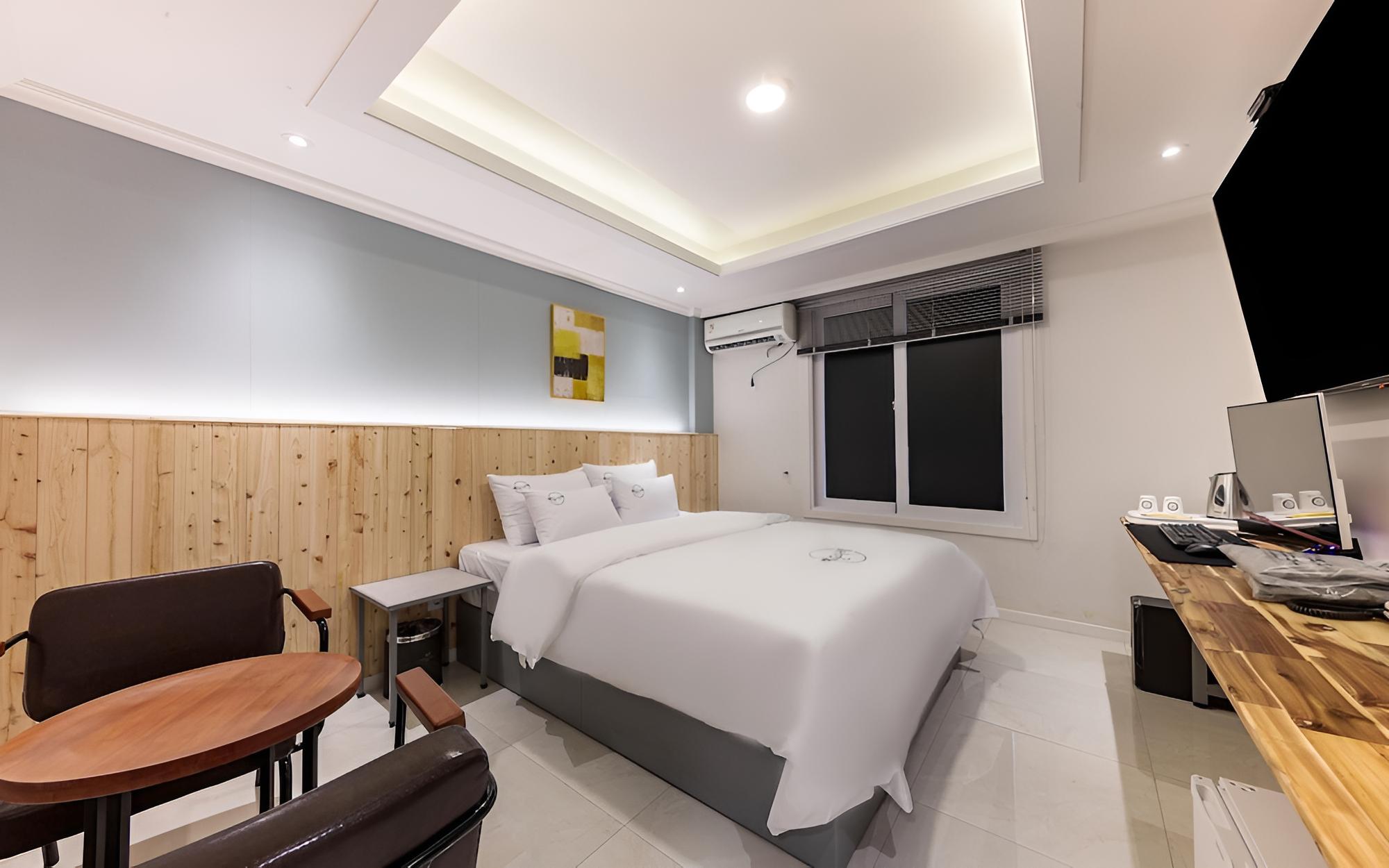 Room (Standard (TV Netflix Bidet)) - Photo 6