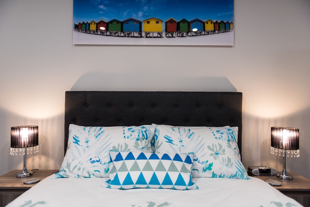 Deluxe Studio Suite, 1 Queen Bed, Pool View (The Lomond) photo 3