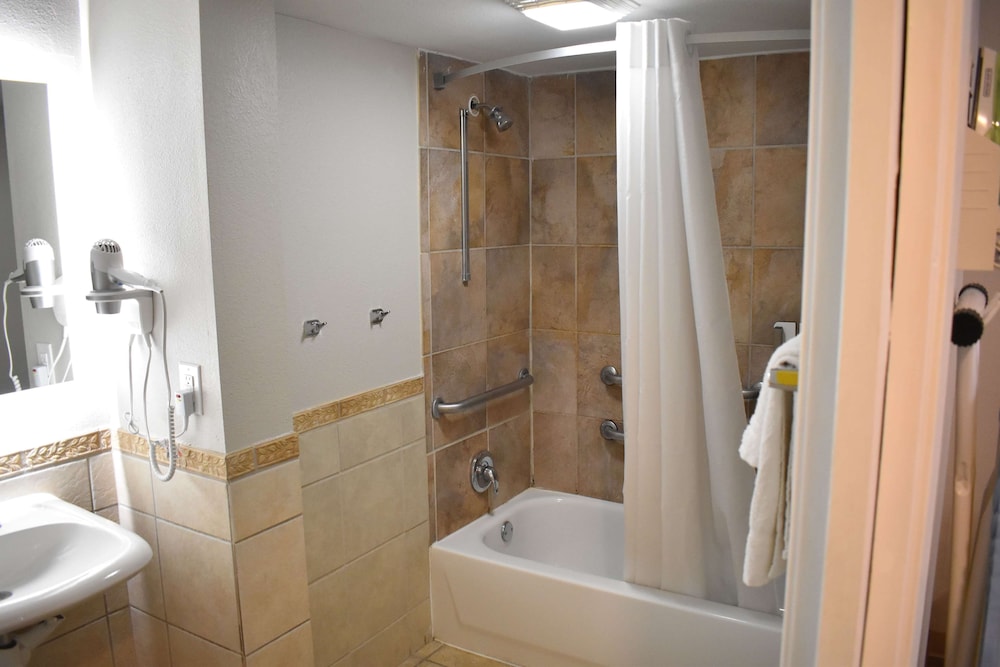 Room, 1 King Bed, Accessible, Non Smoking (Mobility,Hearing,Tub w/Grab Bars) - Photo 3