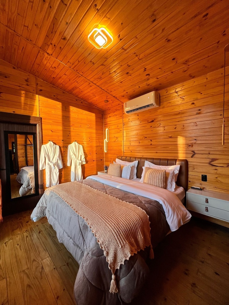 Deluxe Cabin, 1 King Bed with Sofa bed, Mountain View photo 2