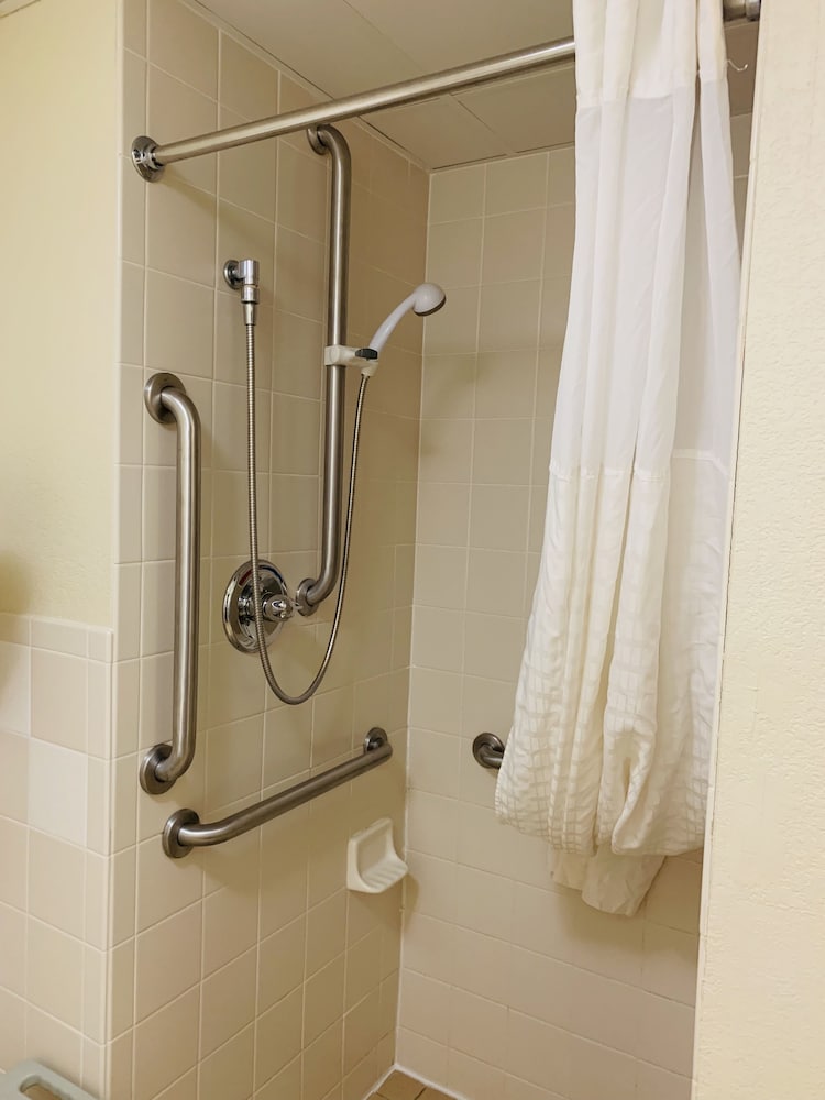 Room, 1 King Bed, Accessible, Non Smoking (Mobility) - Photo 4