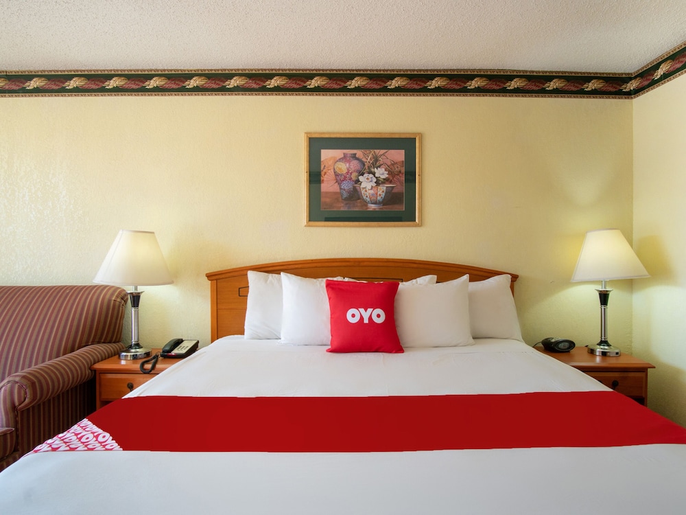 Room, 1 King Bed, Smoking - Photo 2