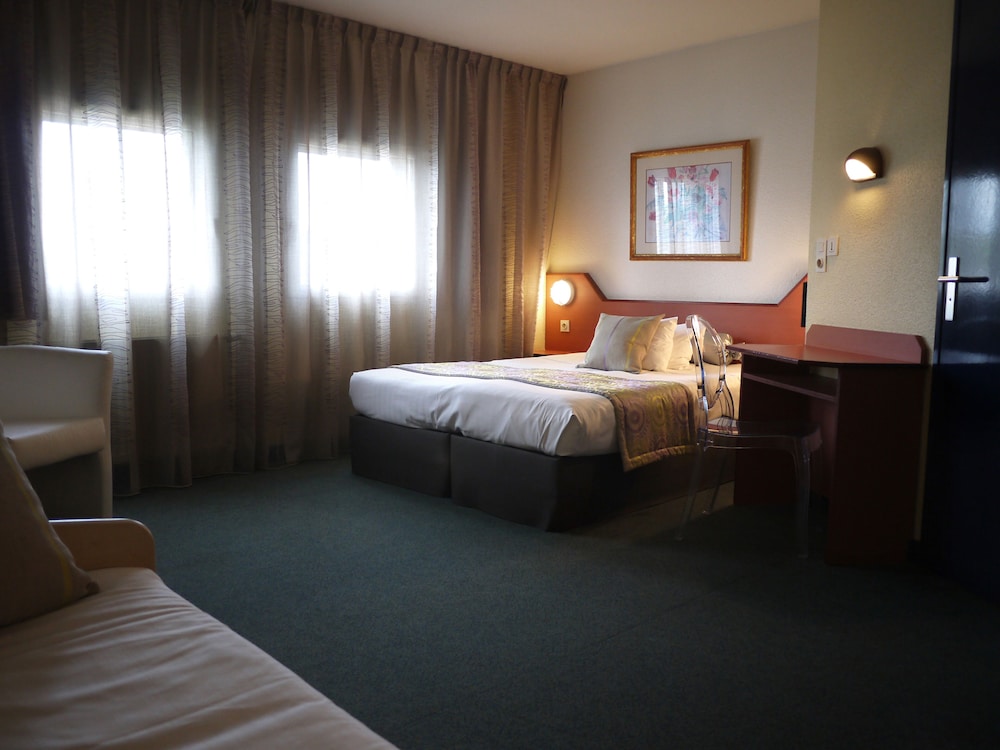 Standard Room, Multiple Beds - Photo 5