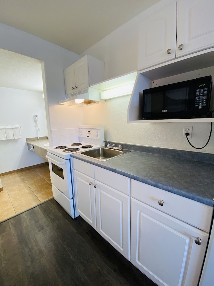 Room, 2 Queen Beds, Kitchen photo 3