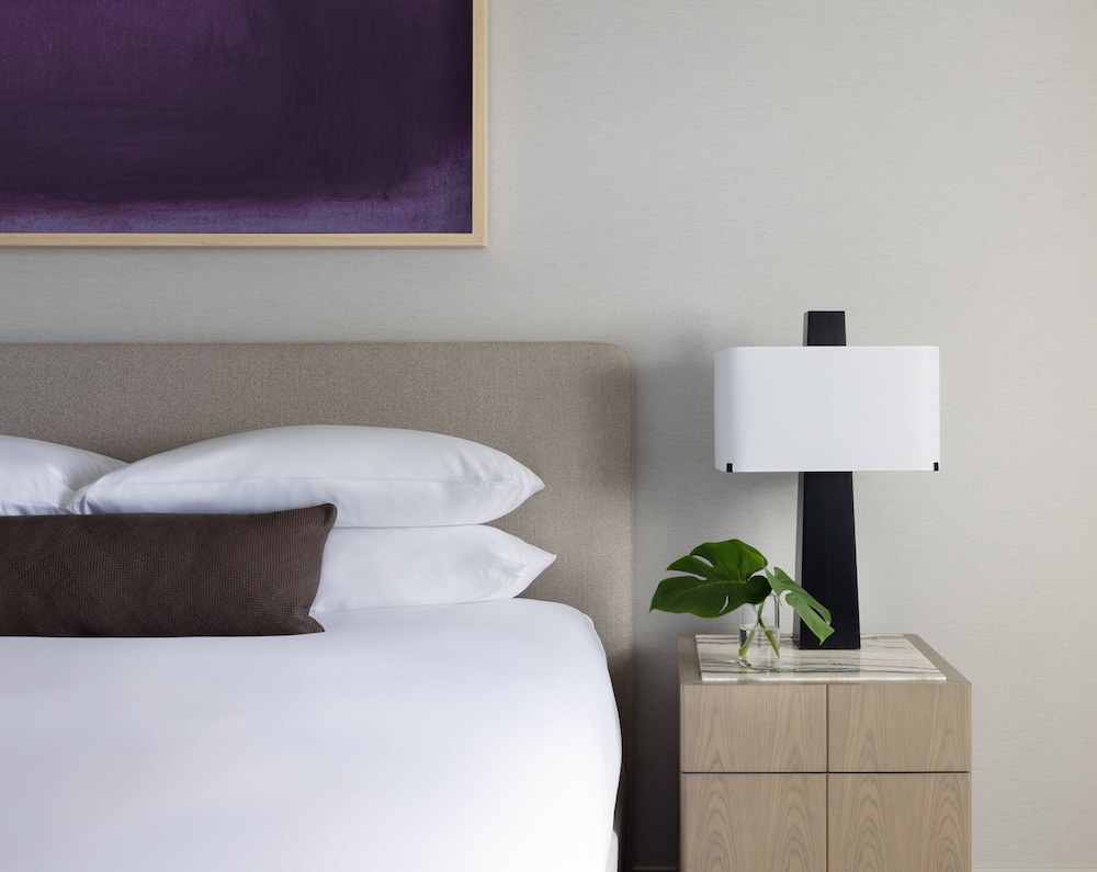 Premium Room, 1 King Bed, City View, Corner - Photo 5