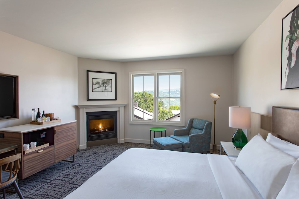 Room, 1 King Bed (Mobility Accessible, Tub) - Photo 1