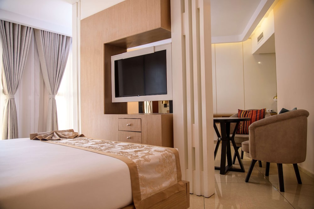 Executive Suite, 1 King Bed, Non Smoking, Mountain View photo 1