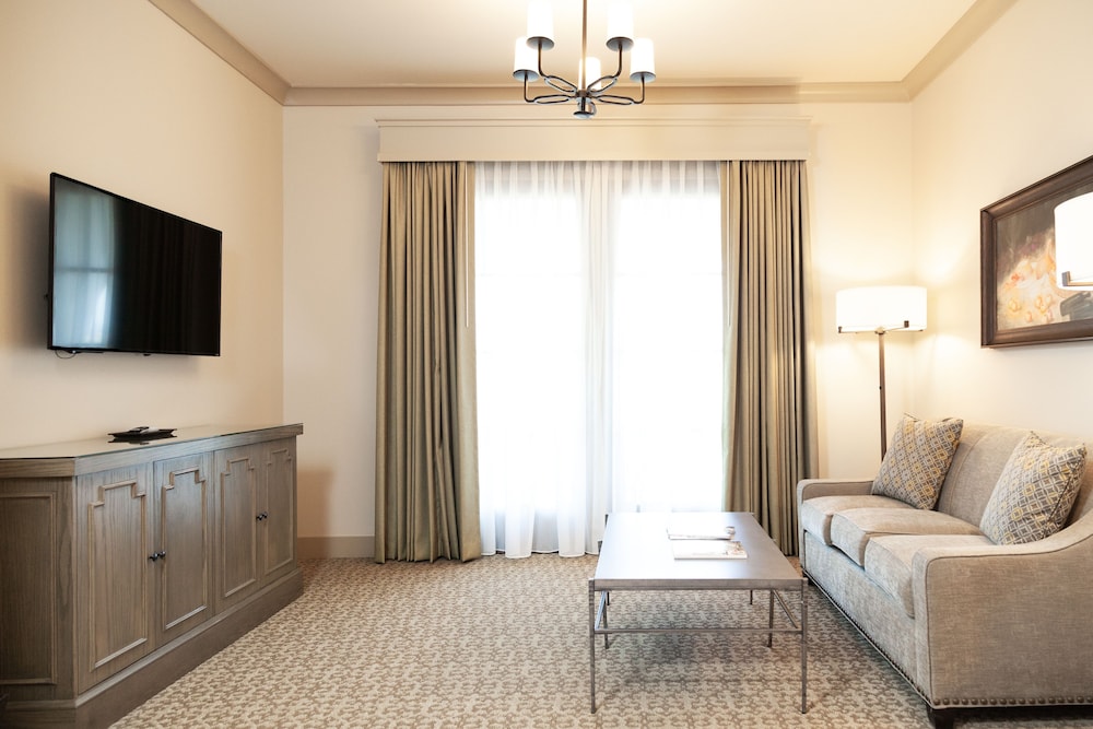 Junior Suite, 1 King Bed, Non Smoking, Vineyard View photo 2