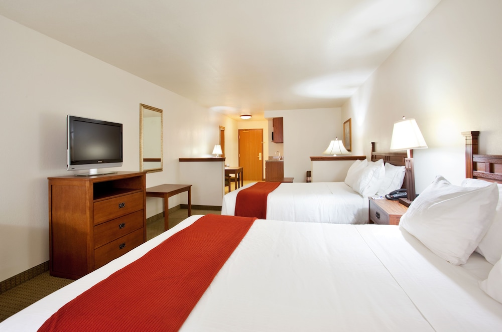 Suite, Multiple Beds (Wet Bar) - Photo 1