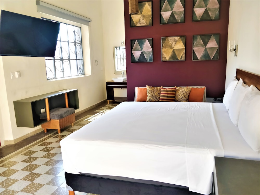 Deluxe Room, 1 King Bed, Non Smoking - Photo 4