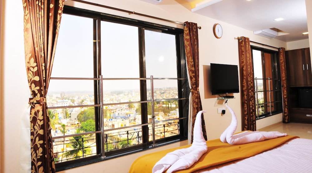 Premier Suite, 1 King Bed, Smoking, City View photo 1
