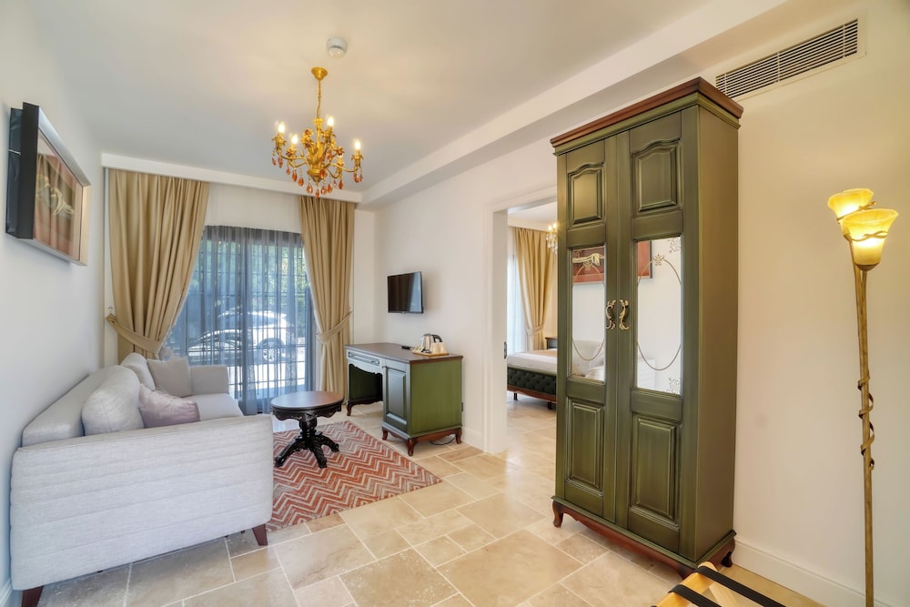 Premium Quadruple Room, 1 Bedroom, City View, Poolside