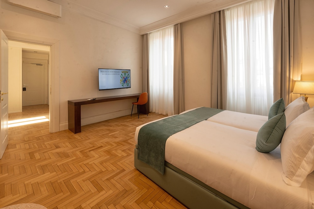 Deluxe Suite, Courtyard View photo 3