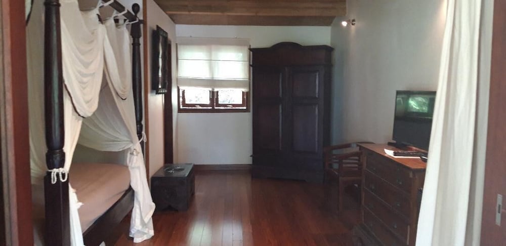 Colonial Bungalow, park view photo 1