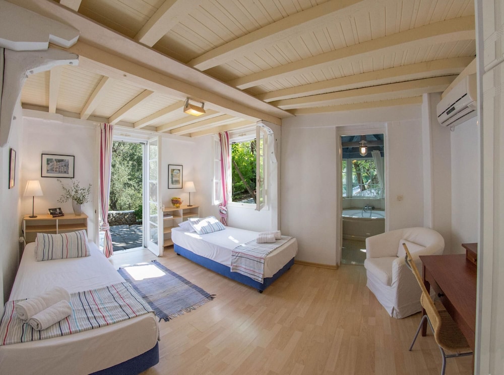 Villa, Smoking photo 3