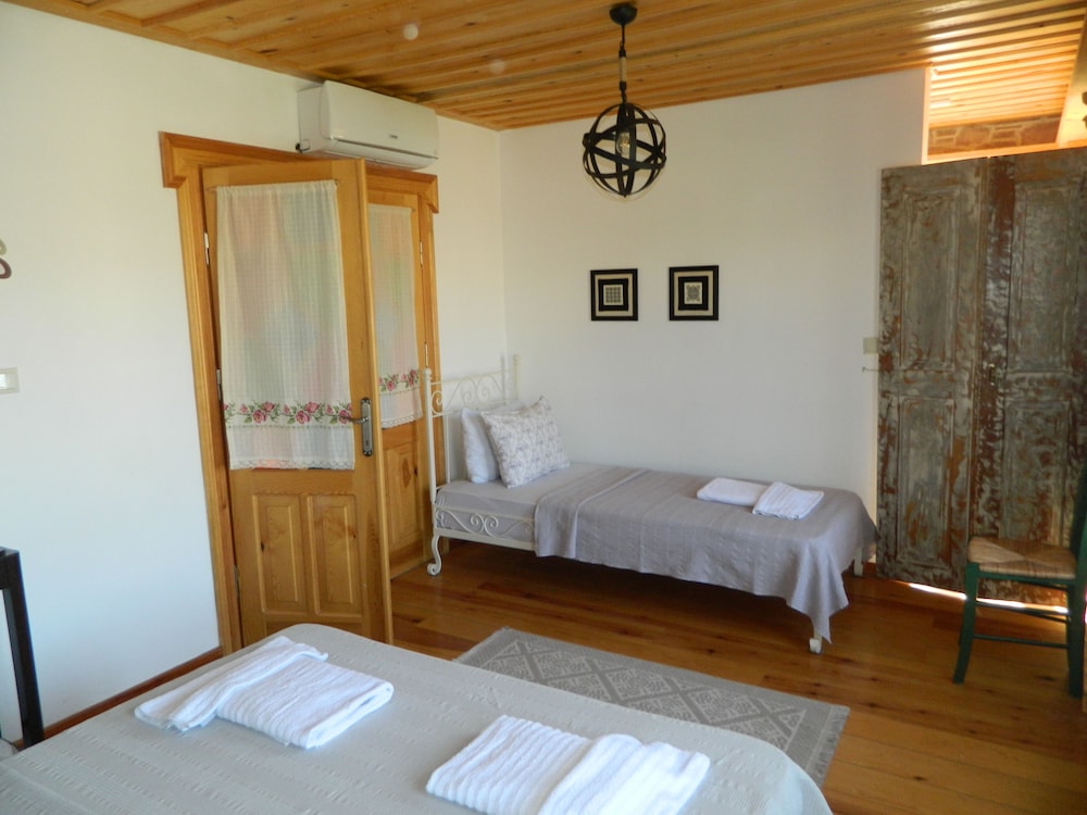 Deluxe Triple Room photo 3