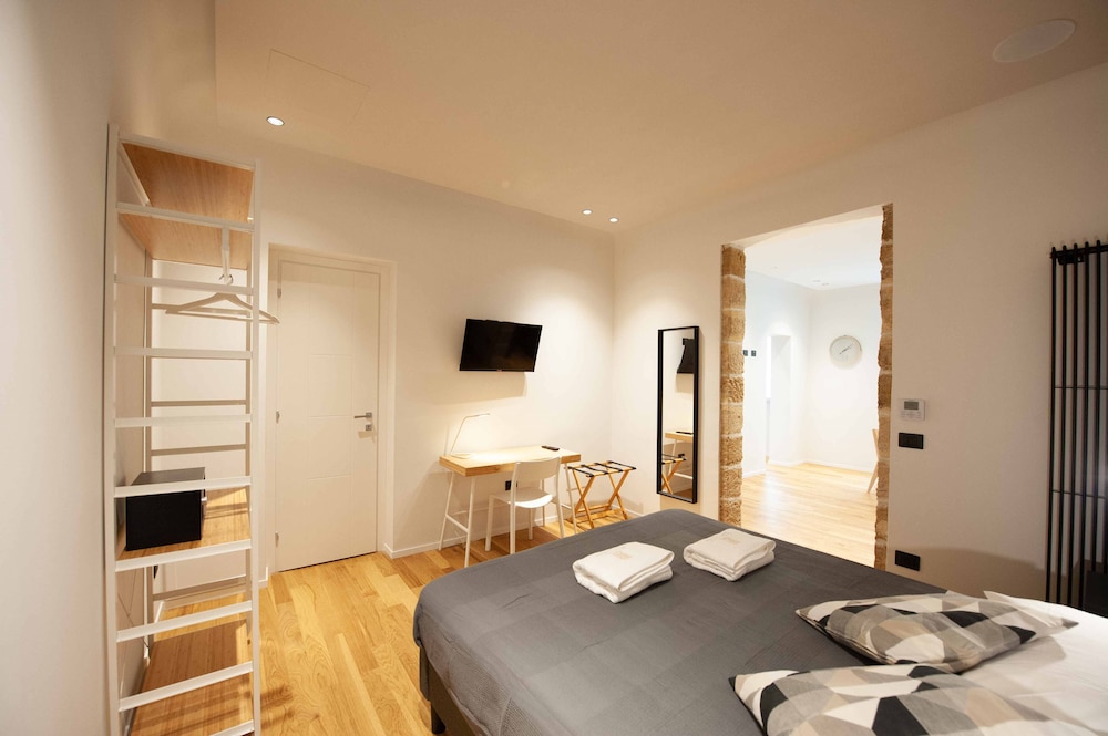 Deluxe Apartment, 1 Queen Bed, City View photo 2