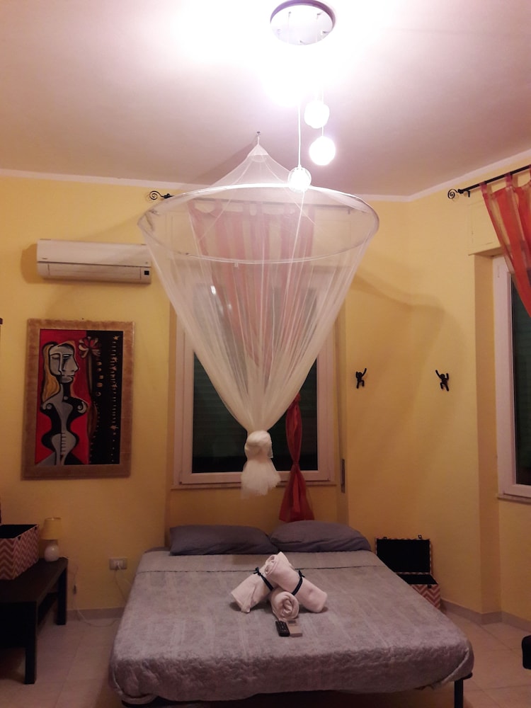Comfort Room, Shared Bathroom