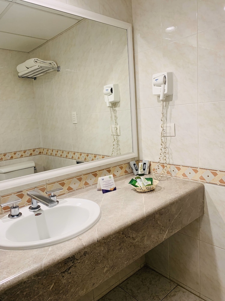 Standard Double Room, 2 Double Beds, Ensuite - Photo 7
