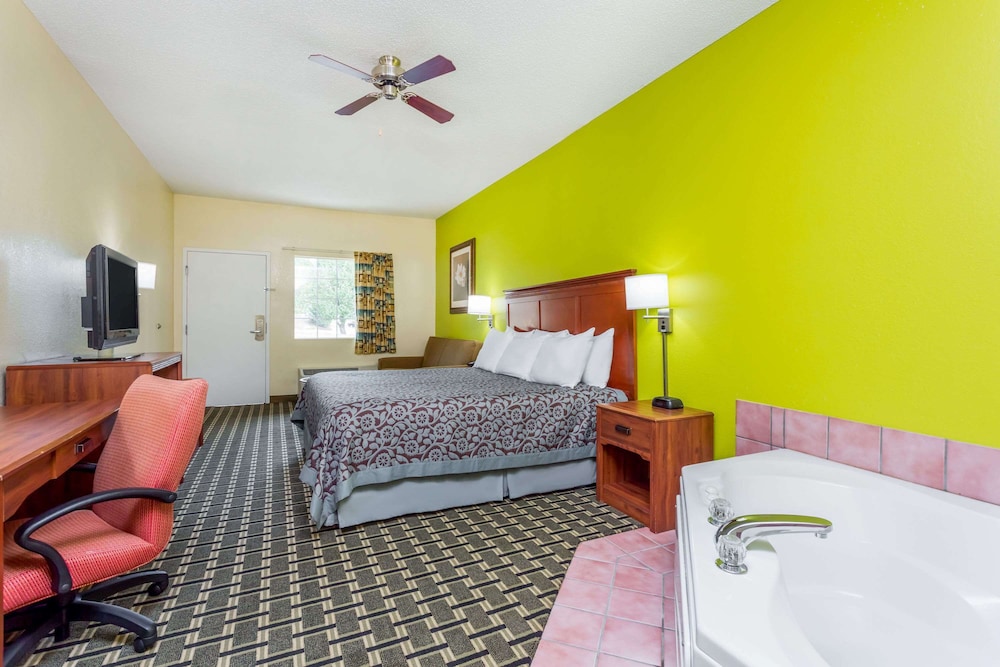 Suite, 1 King Bed - Photo 1