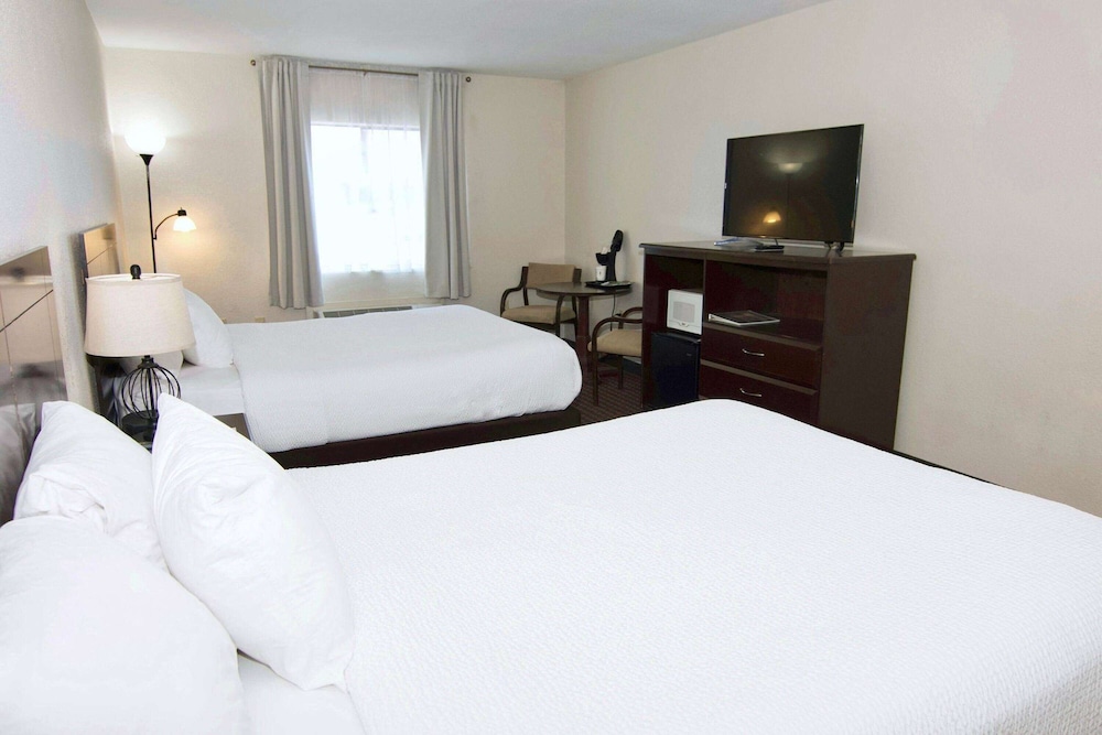Standard Room, 2 Queen Beds - Photo 1