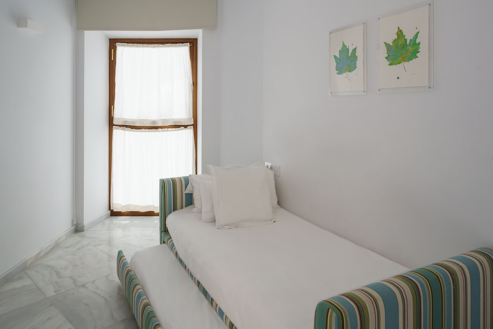 3 Bedroom Apartment with Balcony - Photo 2