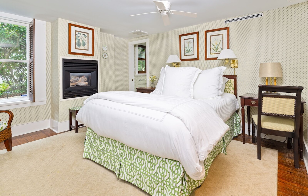 Room 14, Queen Room (The Cottage)