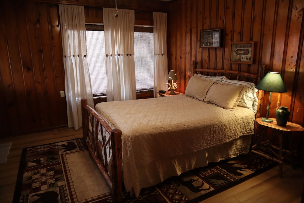Cabin, 1 Queen Bed (Mill Creek) photo 1