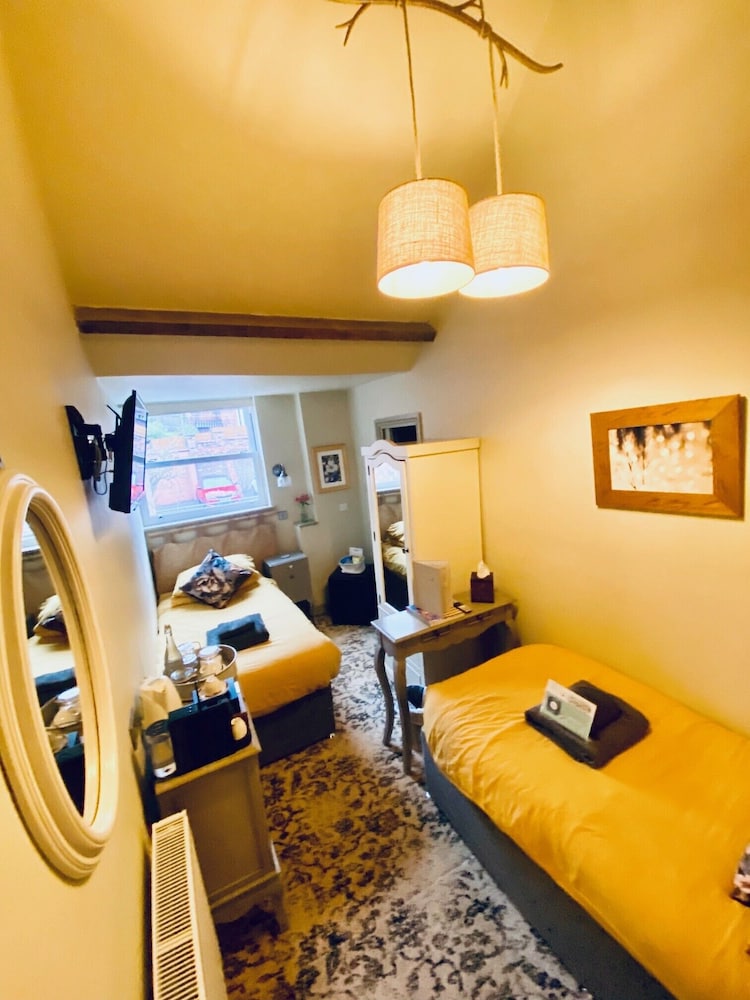 Bijou cosy twin en-suite