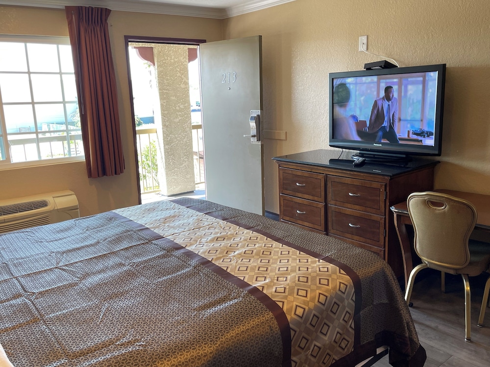 Deluxe Single Room, 1 King Bed photo 2