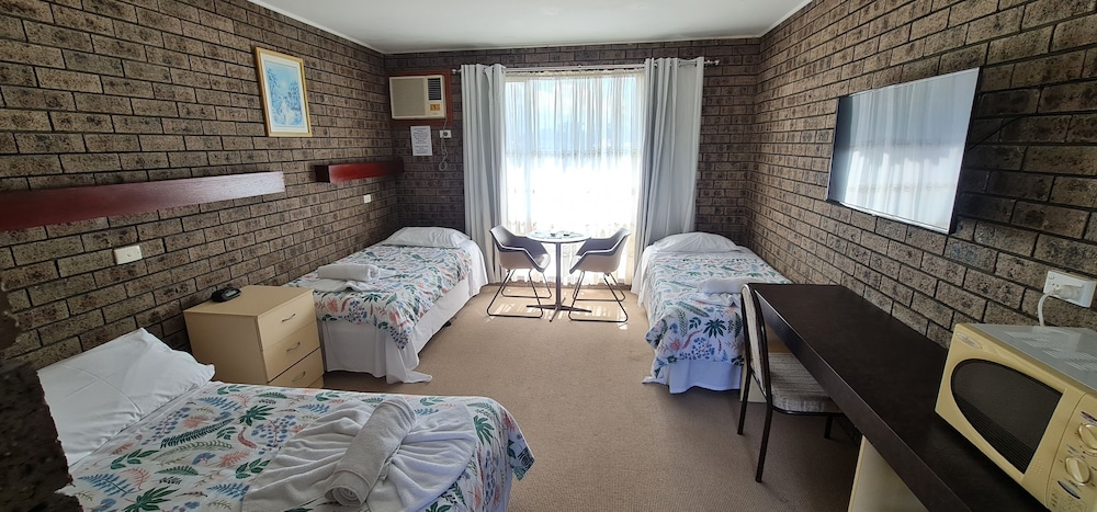 Classic Triple Room, Multiple Beds (First floor) photo 2