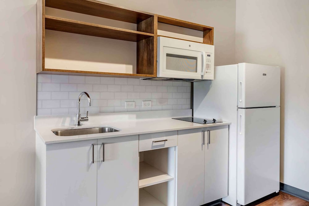 Standard Studio, 2 Queen Beds, Non Smoking, Refrigerator & Microwave - Photo 4