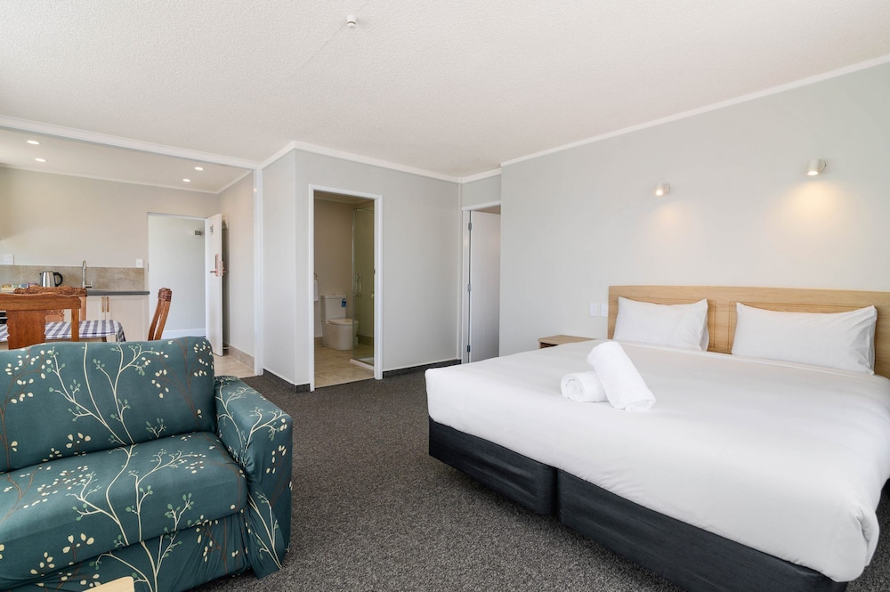 Suite, 1 Bedroom, 1 King and 2 Twin photo 1