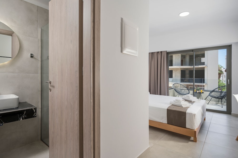 Queen room with Pool View