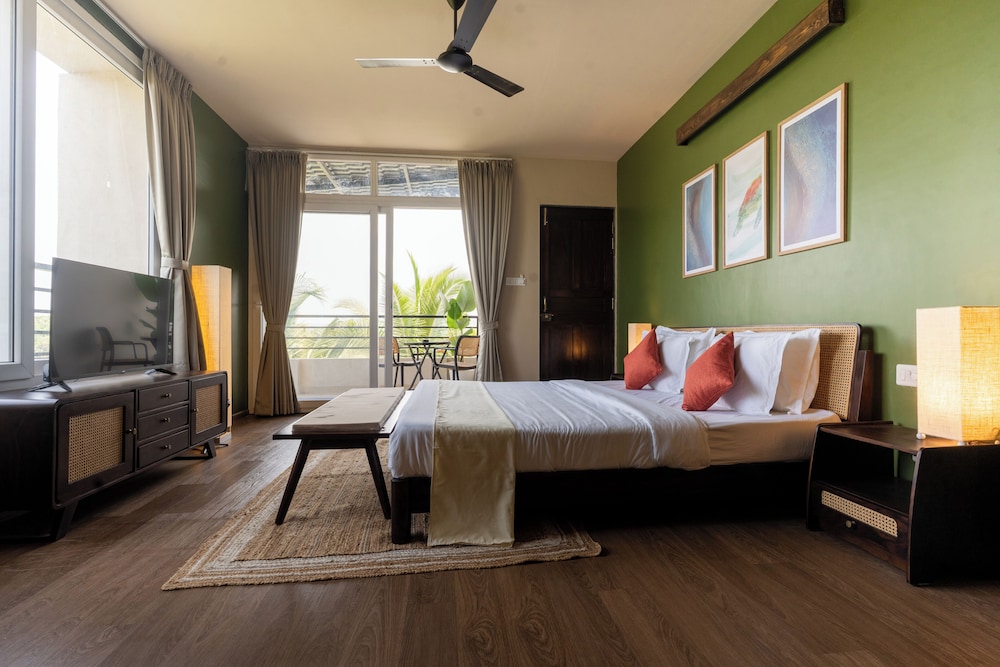 Panoramic Suite, 1 King Bed with Sofa bed, Balcony, Hill View