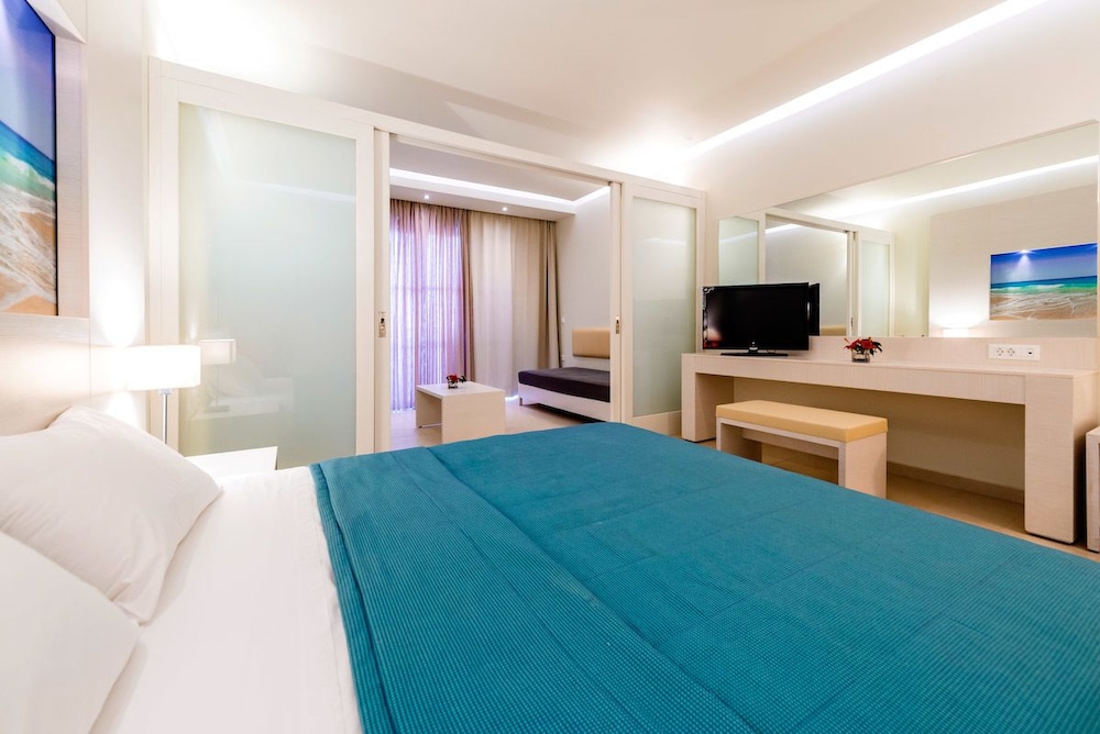 Junior Suite, Pool View photo 2