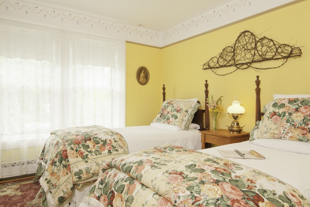 Rev. Warren's Room photo 2
