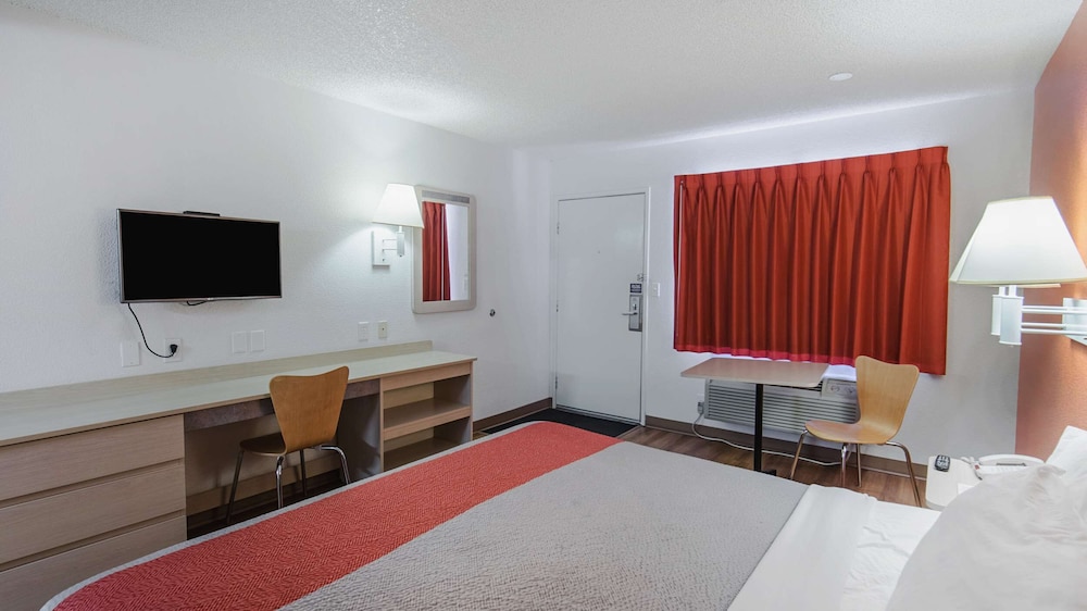 Standard Room, 1 King Bed, Smoking photo 2
