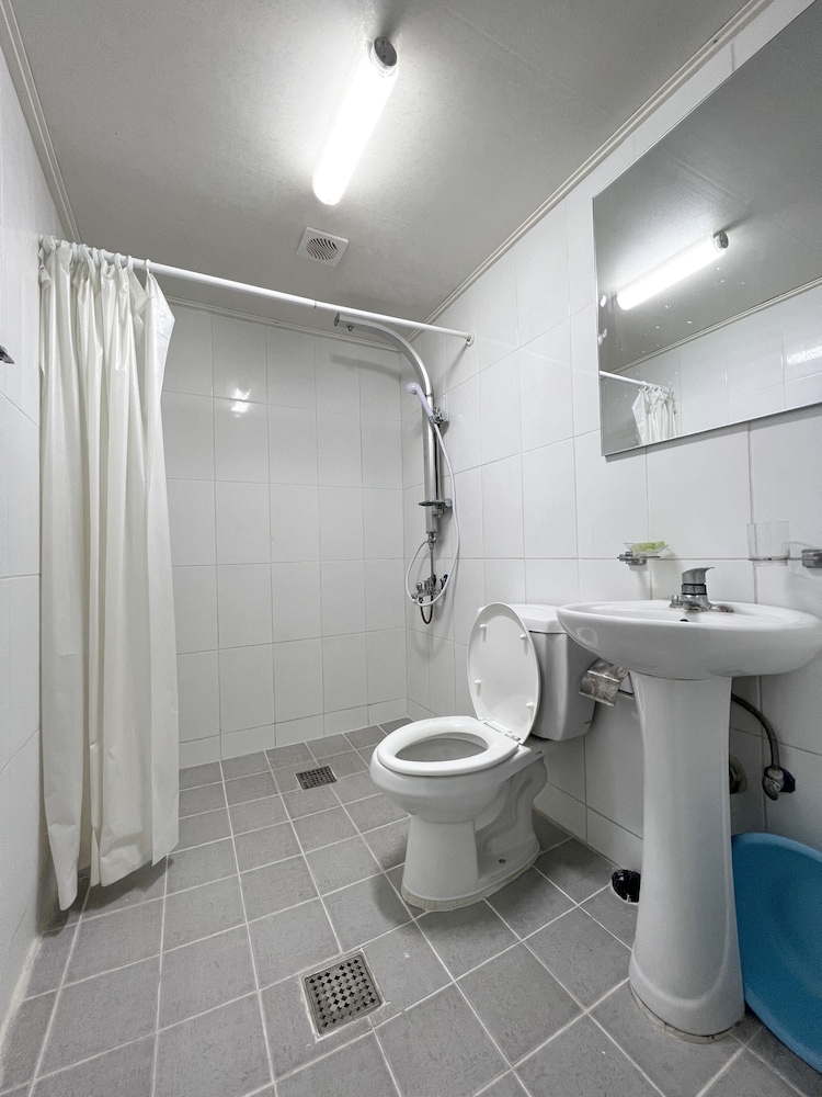 Family Suite, 2 Bedrooms, City View photo 3