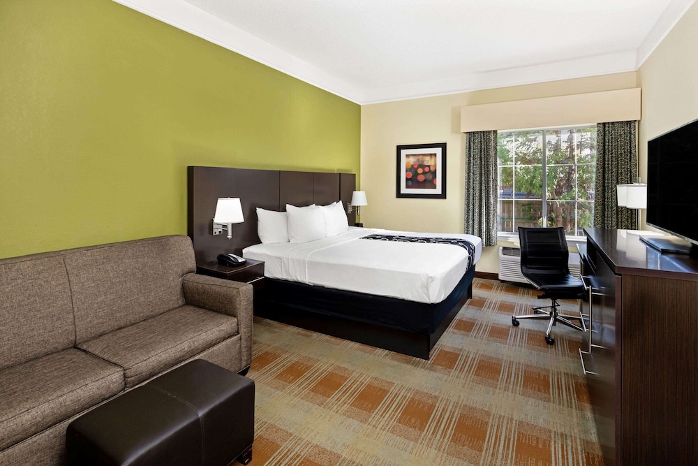 Deluxe Suite, 1 King Bed, Non Smoking (Deluxe Family Suite) - Photo 3