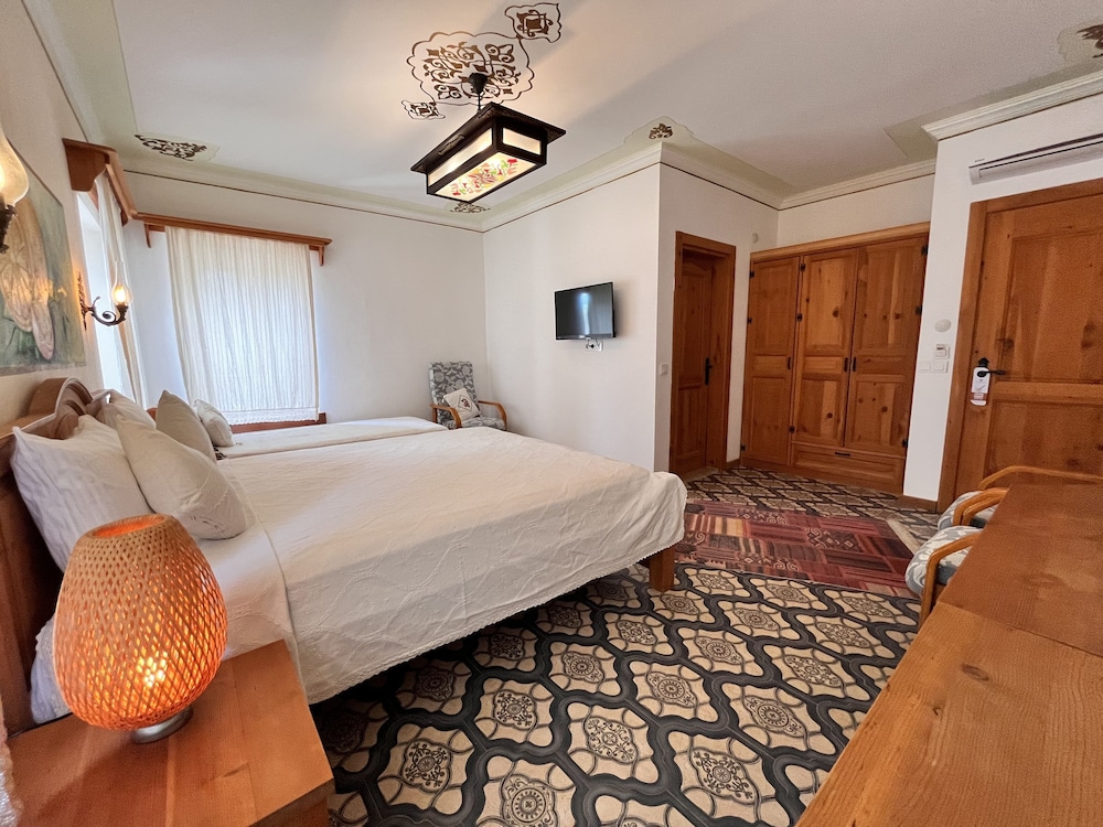 Deluxe Triple Room, City View photo 2