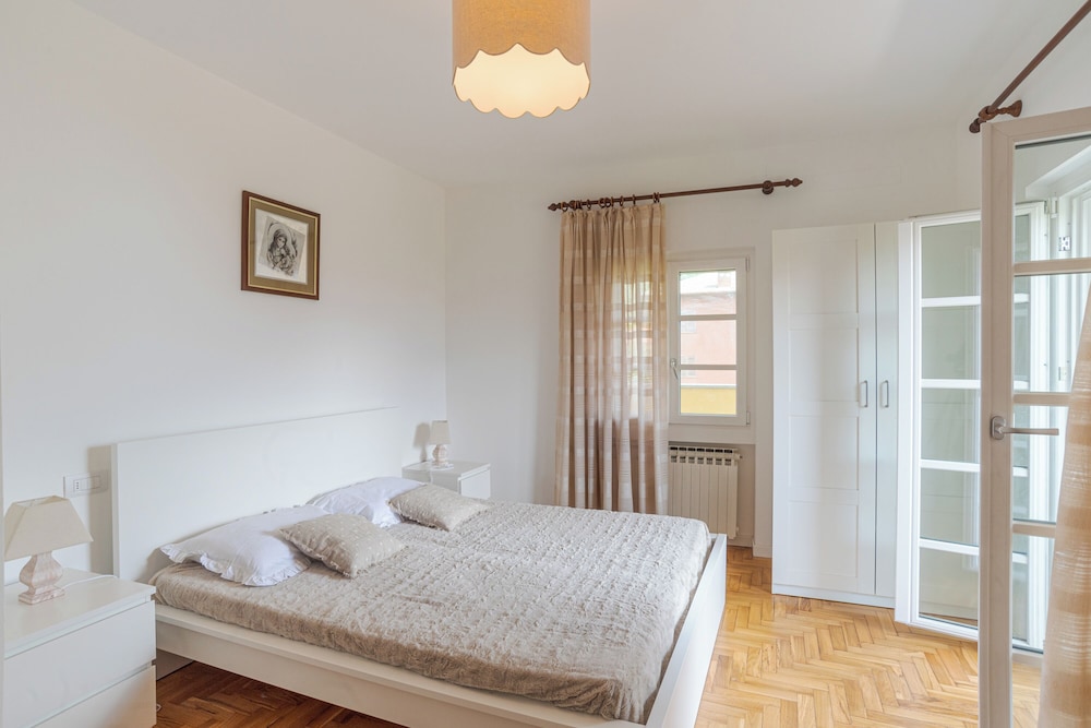 Family Apartment, Multiple Bedrooms, 2 Bathrooms, Beachside (Casa Veligato 2)