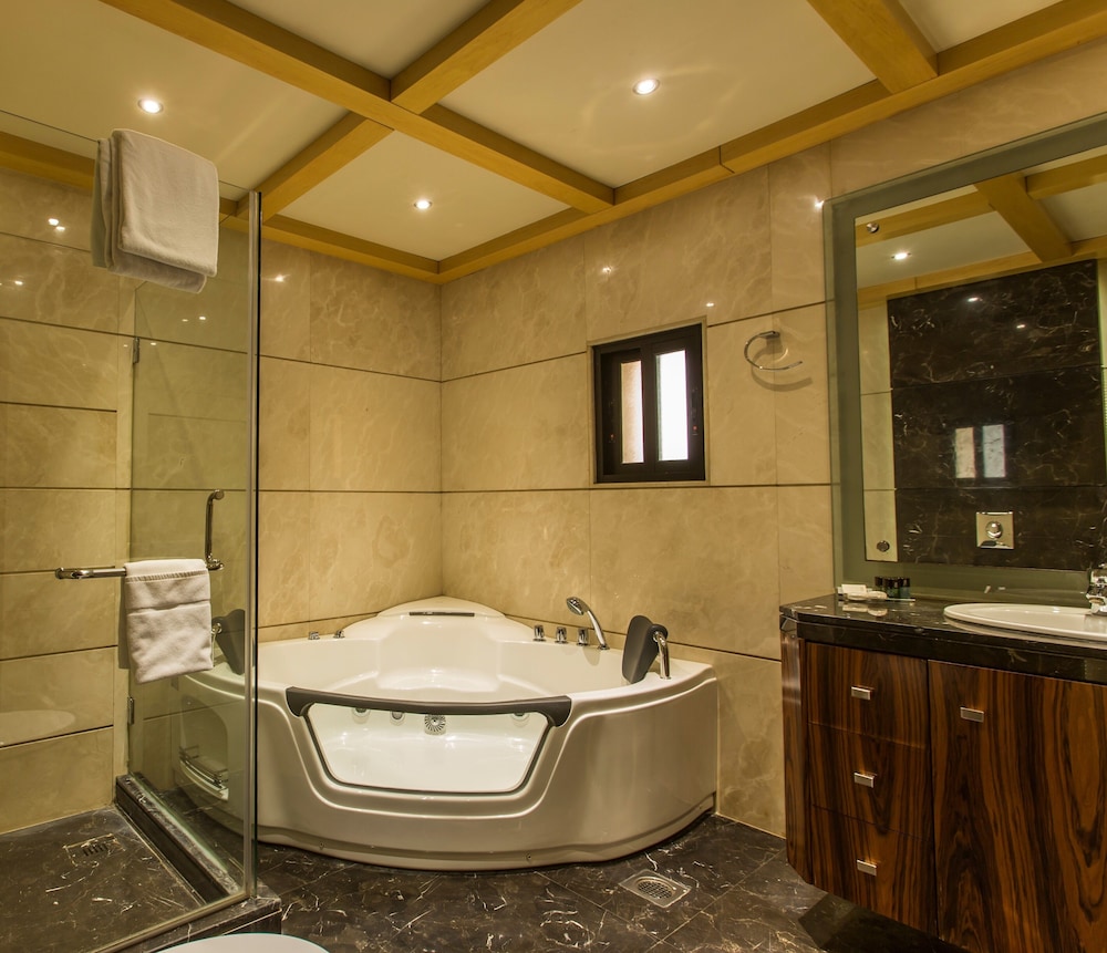 Executive Studio Suite, 1 Queen Bed, Hot Tub photo 2