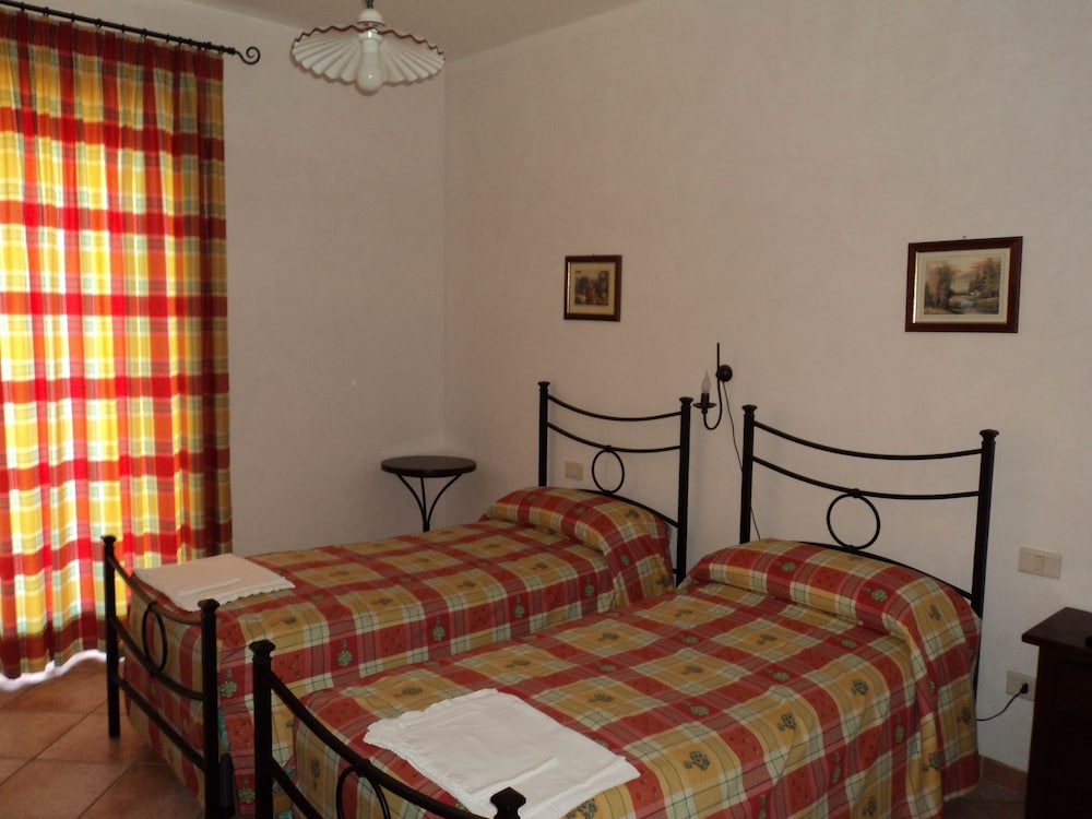 Double or Twin Room, 1 Queen Bed, Non Smoking photo 2