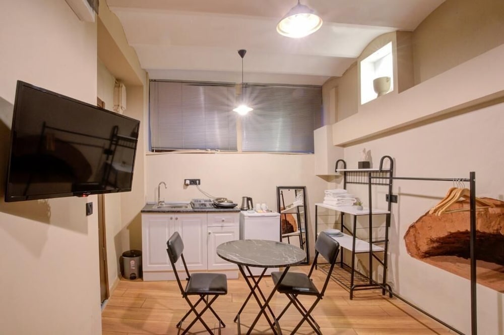 Economy Room, 1 Queen Bed, No Windows, Ground Floor photo 3