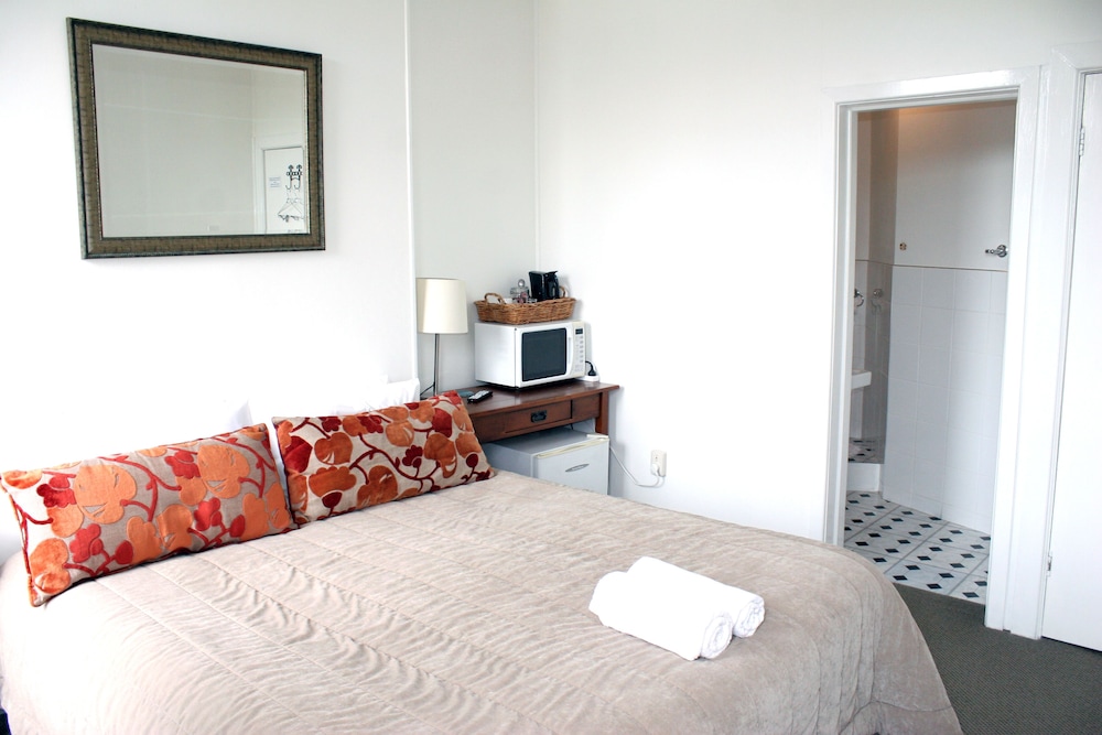 Room 9 Ensuite Queen photo 3