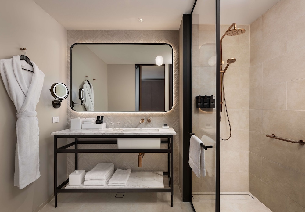Premier Room, 1 King Bed, City View (King Heritage Room, Bourke St View)