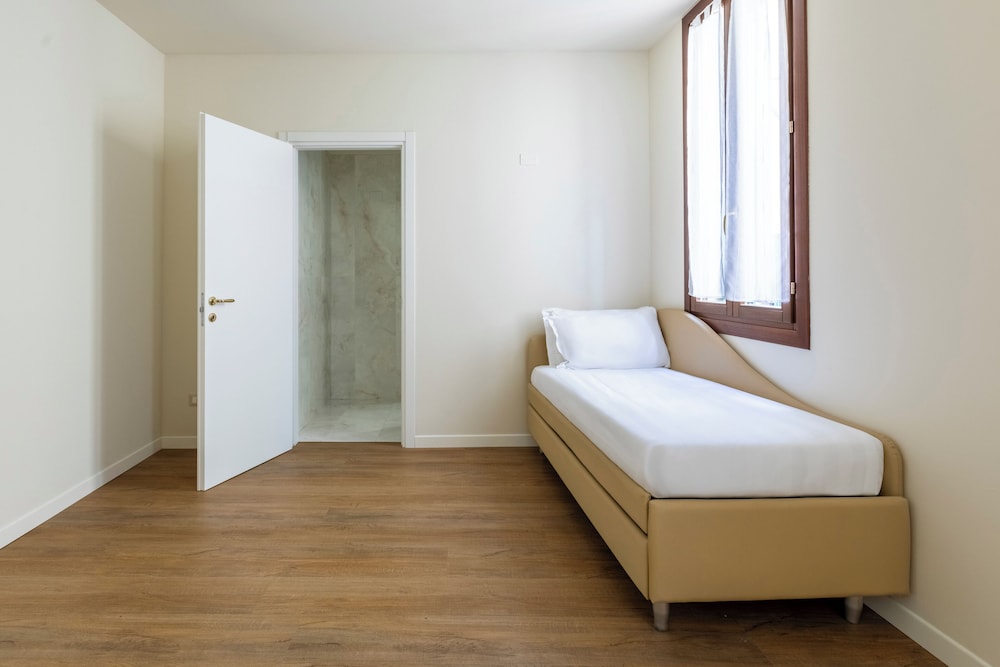 Quadruple Room - Photo 12