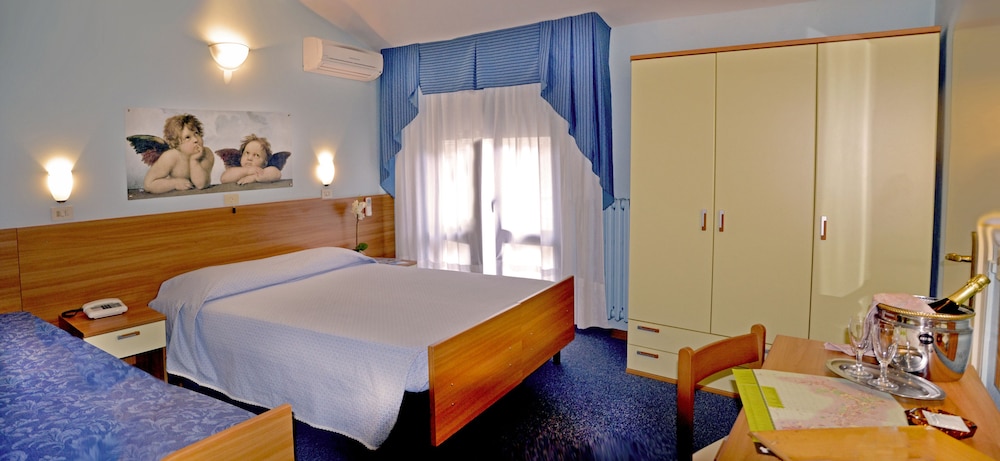 Basic Quadruple Room photo 2