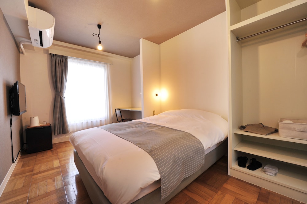 Wide Single Room Shared bath photo 1